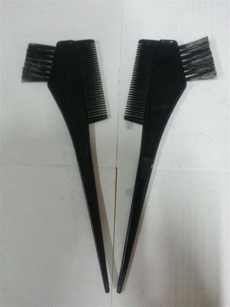 Warna semir rambut ada beragam, kamu pilih yang mana? Menyemir rambut dengan warna hitam, apa hukumnya