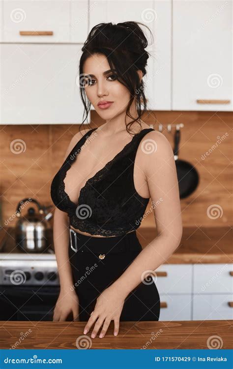 Sexy Jeune Latino Femme Avec De Gros Seins Dans Une Tenue Noire Sexy Regardant La Cam Ra Et
