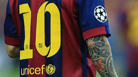 Diciembre 2014 · meses después, messi decidió mejorar el tatuaje de su pie izquierdo rodeando el nombre de thiago dentro de un corazón y dos alas, y añadiendo en la espinilla una espada clavada en una corona de rosas, un balón de fútbol y el número 10. Lionel Messi: revelaron el significado de sus tatuajes en ...
