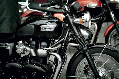 The bonneville t100 black is a premium motorbike that's loaded with urban style and attitude. TRIUMPH Bonneville SE specs - 2010, 2011 - autoevolution