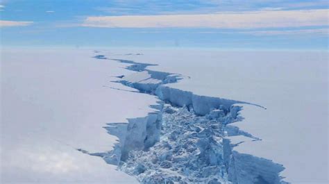 iceberg de  km se detache en antarctique video le soir