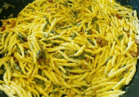Avevo raccolto un bel mazzo di asparagi in campagna e quale migliore ricetta per cucinarli se non un bel risottino? Trofie con asparagi e pancetta | Ricette di Sardegna