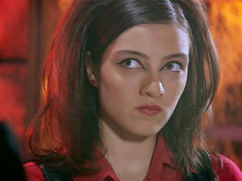 Merve dizdar 25 haziran 1986 tarihinde i̇zmir'de dünyaya geldi. Çılgın Dersane Astrolog Özge - Merve Dizdar Kimdir, Kaç ...