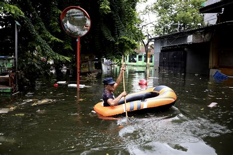 60 Dead In Landslides Flash Floods In Indonesia S Capital Ap News