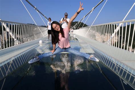 Chinas Record Breaking Glass Bridge Closes Due To Overwhelming Demand