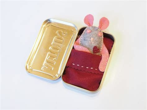 Diy Mouse In Altoid Tin Do This With A Matchbox Valentines Diy