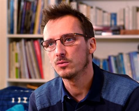 Le monde cloisonné dans lequel elle a grandi ne pouvant lui convenir, elle cherche auprès d'un jeune ingénieur agronome, louis tempête, à évoluer loin des préjugés et des jalousies. Dr Louis Fouché - Vers une dictature douce - Egalite et ...