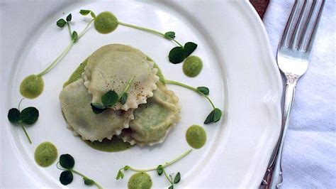 Gli spaghetti di zucchine possono essere usati in un gran numero di ricette, vegetariane, vegane o per carnivori. Come fare i ravioli alle zucchine | DeAbyDay