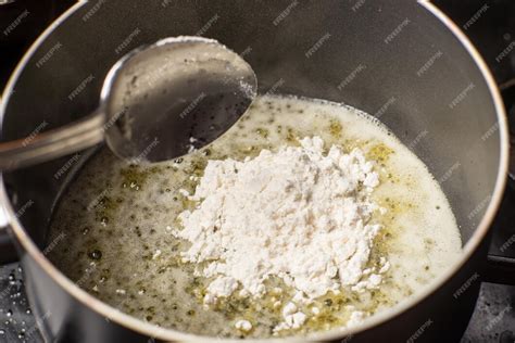 Soße aus butter und mehl kochen mehl zu geschmolzener butter geben