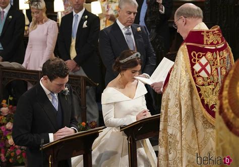 These leaks to the tabloids come from respective palaces. Eugenia de York y Jack Brooksbank rezando en su boda ...
