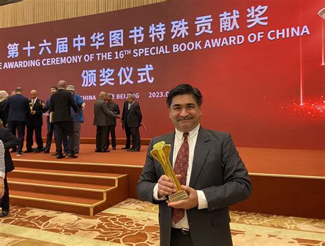 gustavo ng editor de dangdai ganó el mayor premio de china a escritores extranjeros dangdai