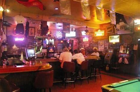 10 Classic Dive Bars To Visit This Summer Dive Bar Bar Diving