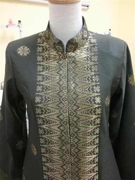 On the other hand, the cekak musang style has a standing collar with holes for five buttons including two buttons for the collar. Kedai Jahit Normie: Kebaya (Leher Cekak Musang)