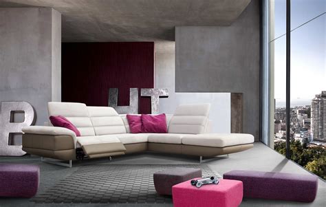 Sofa w salonie 7 modeli z wysuwanym podnóżkiem Galeria