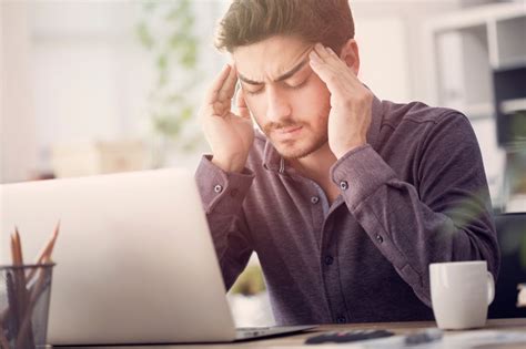 Kafein yang ada dalam kopi jika dikonsumsi terus menerus dapat menyebabkan peningkatan denyut cara menghilangkan sakit kepala dengan menghirup yang lain adalah dengan menghirup uap air hangat. Jalani New Normal Tanpa Panik, Ini Pereda Sakit Kepala dan ...
