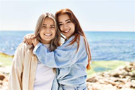 Pareja Joven Lesbiana De Dos Mujeres Enamoradas En La Playa Imagen De