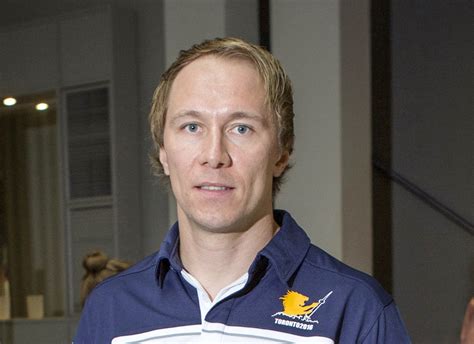 Centre / left wing shoots: NHL-konkari Jussi Jokinen myy hulppeaa Oulun-taloaan: pihalla poreallas, hintapyyntö 535 000 ...