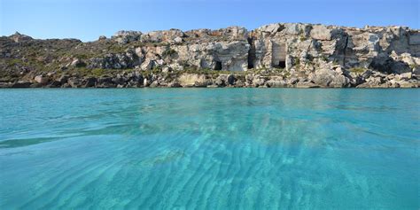 Per la vostra vacanza a favignana proponiamo alcune location differenti, tutte affascinanti, suggestive e in posizioni strategiche: Isola di Favignana - Calamoni di Favignana | Firriato ...