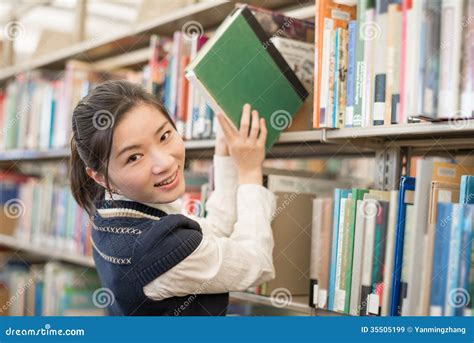 Femme Prenant Un Livre D Une étagère Image Stock Image Du Contemporain Asiatique 35505199