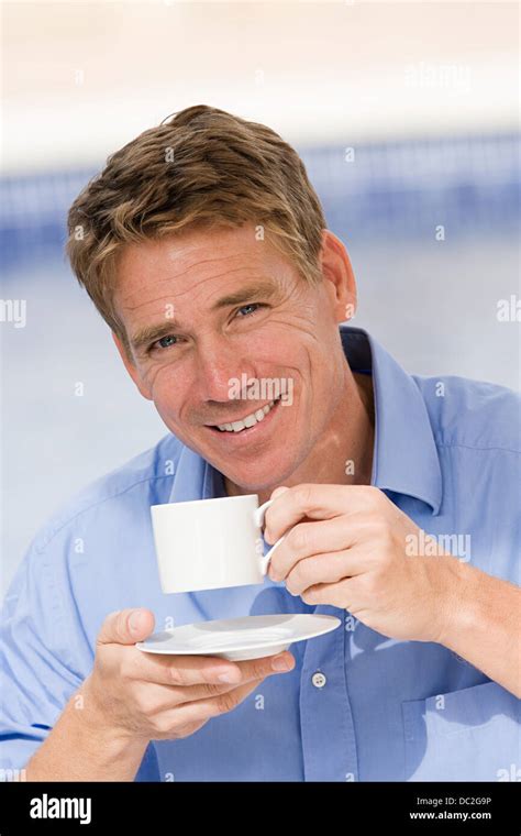 Porträt Von Einem Reifen Mann Hält Eine Tasse Stockfoto Bild 59063698 Alamy