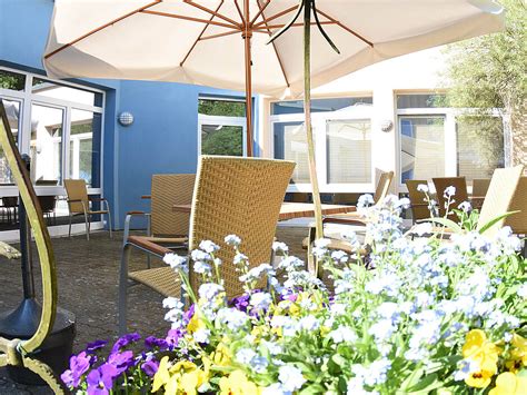 Aus meiner sicht als angehörige muss ich einfach mal sagen, dass ich die pflege, das essen, das wohnen, die veranstaltung, einfach alles im haus stephanus super finde. Ausstattung im Haus mit Cafe und anderen Räumlichkeiten ...