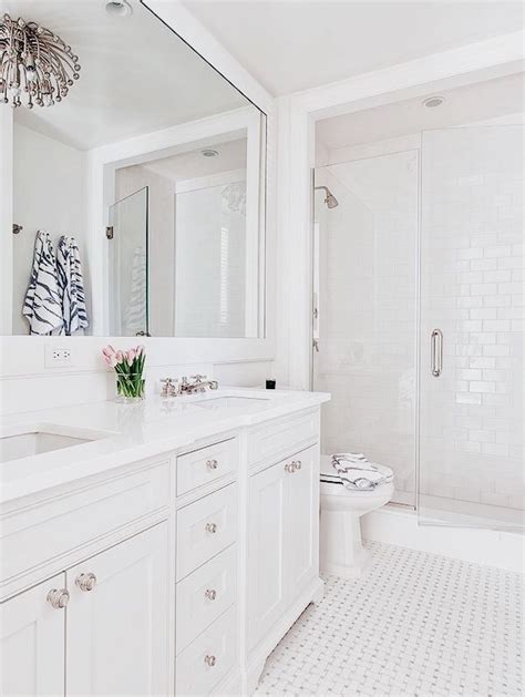 20 Pictures Of All White Bathrooms