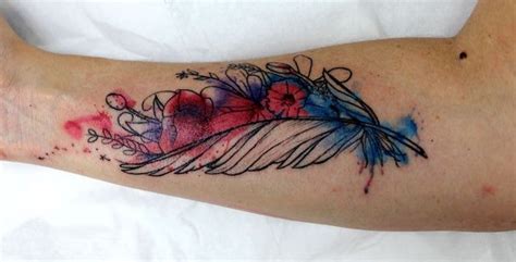 Sie steht für leichtigkeit, fliegen, luft und freiheit. 1001 + Ideen und Inspirationen für ein cooles Feder Tattoo ...