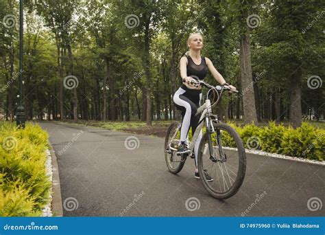 Una Ragazza Guida Una Bicicletta Sul Percorso Della Bici Fotografia Stock Immagine Di Ragazza