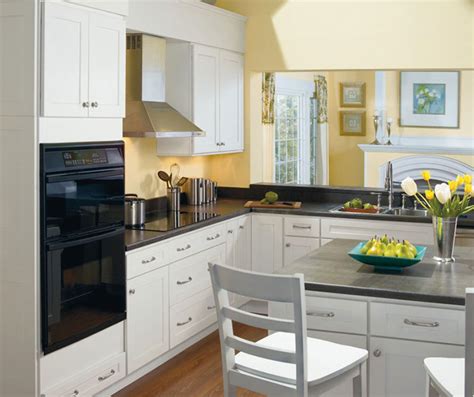 What they work well with: Alpine White Shaker Kitchen Cabinets - Homecrest