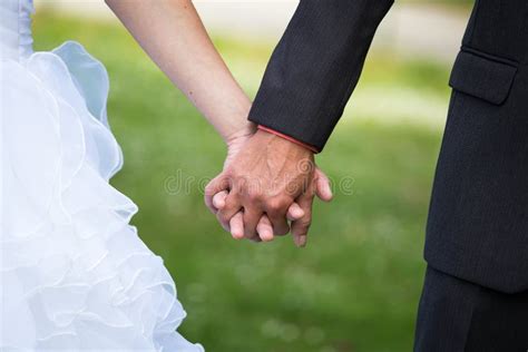 pareja casada que lleva a cabo las manos día de boda de la ceremonia foto de archivo imagen