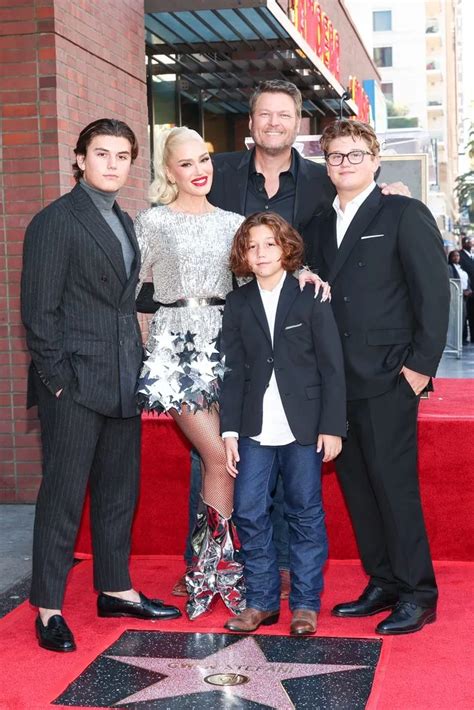 Gwen Stefani S Sons Tower Over Stepdad Blake Shelton In Un Missable Family Christmas Photo Uot Mag