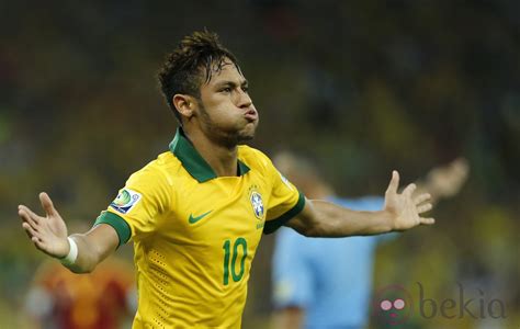 Aos 32 minutos do segundo tempo, numa jogada de. Neymar celebra el gol de Brasil en la final de la Copa ...