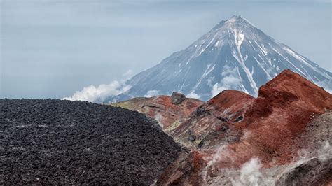 Avacha Volcano In Kamchatka Peninsula Russia Volcano Mountains Nature