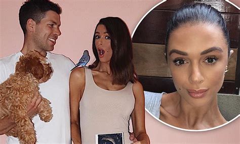 Bachelor Star Emily Simms 35 Reveals Shes Coping With A Difficult Pregnancy Daily Mail Online