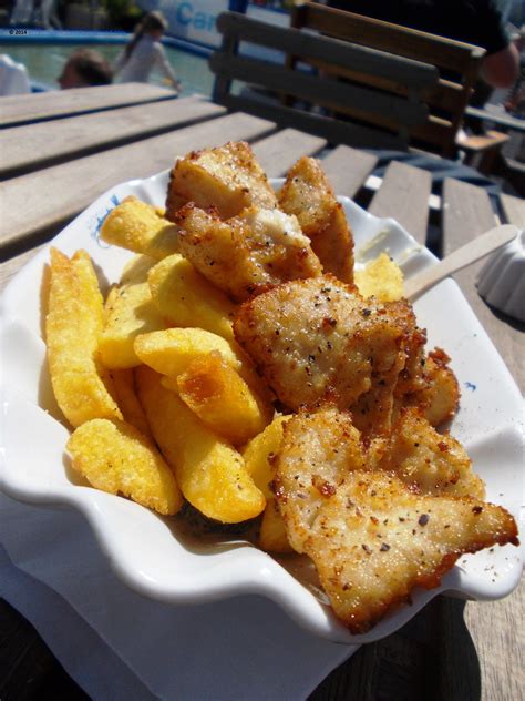 Предлагат ли се в хотели haus am kiel услуги за почистване? Fisch and chips at the Fishbar. It looks like curry wurst ...