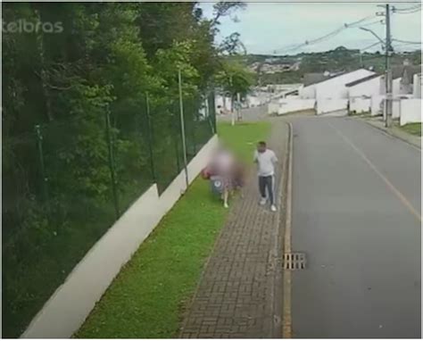 câmera de segurança flagra momento em que homem espanca mulher grávida de cinco meses na rua