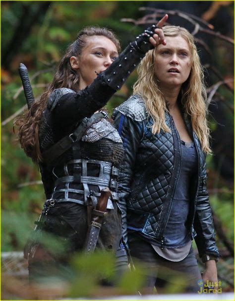 The Cw Eliza Taylor And Alycia Debnam Carey Clarke Griffin And Commander Lexa Bonding