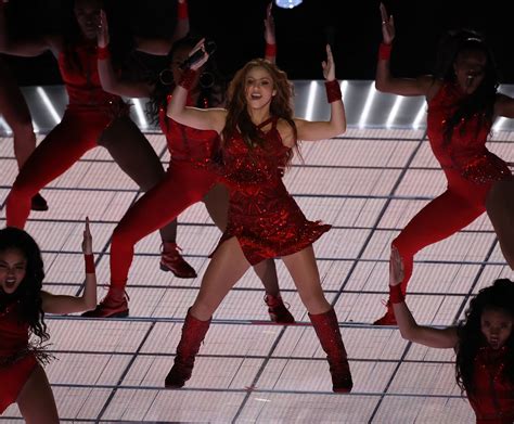 Shakira's meme at super bowl. Super Bowl 2020: Jennifer Lopez & Shakira's Full Beauty ...
