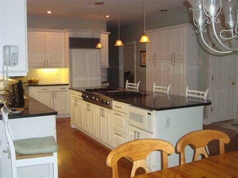 A kitchen island can be handy when you're cooking, but it also takes up floor space the rest of the time. Kitchen Island with Cooktop: Two Nice Ones You Can ...