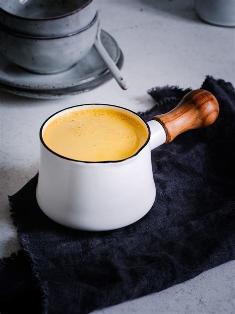 golden milk mit kardamom ein schnelles rezept ohne kurkuma paste