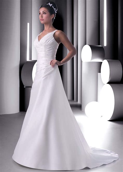 Looking for a simple, classic white dress for your wedding? Plain Elegant White Wedding Dress Designs | Wedding ...