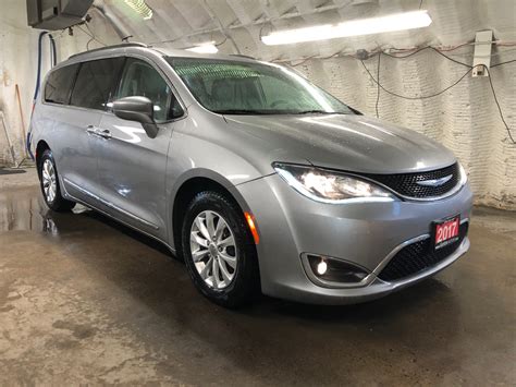 2017 Chrysler Pacifica 8 Passenger Leather Interior Uconnect 84