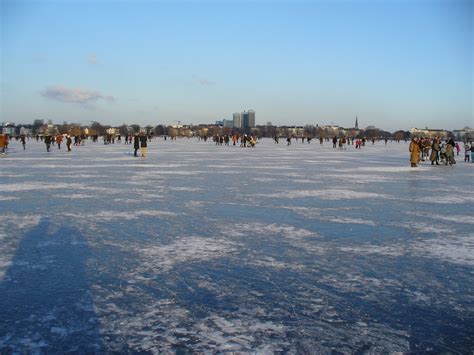 Im ruhigen stadtteil fuhlsbüttel beginnen wir unsere wanderung, die uns immer entlang der alster bis ins vornehme poppenbüttel führt. Die zugefrorene Alster Feb. 2012 - Erlebnisse in Hamburg
