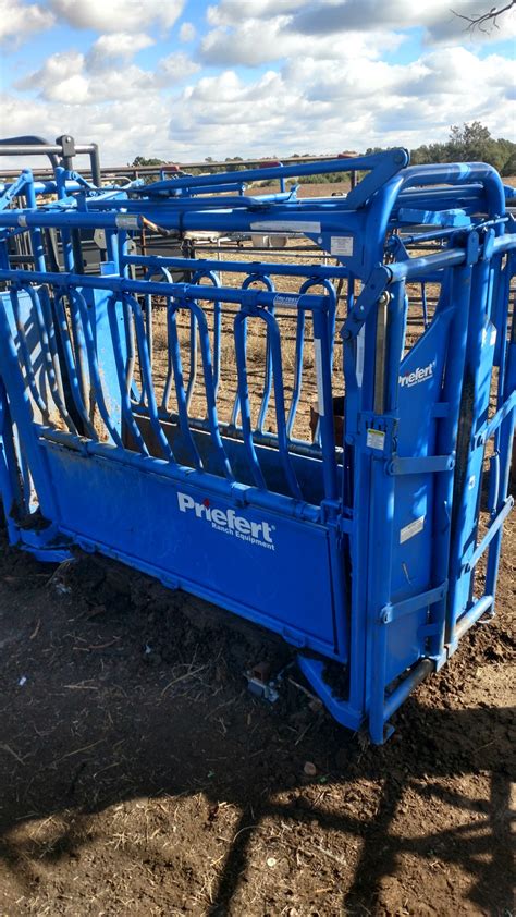 Priefert Squeeze Chute With Scale