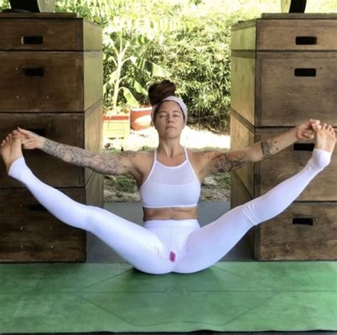 Entenda Por Que Esta Professora Praticou Yoga Menstruada Marie Claire