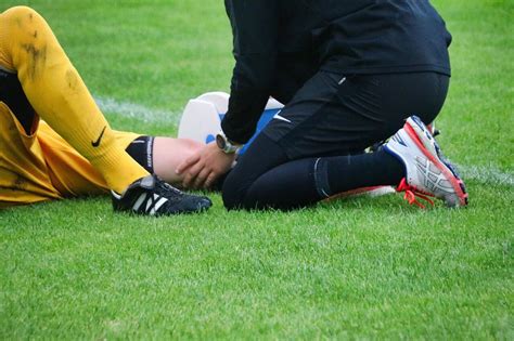Understanding the Role of Sports Medicine Specialists and Physicians