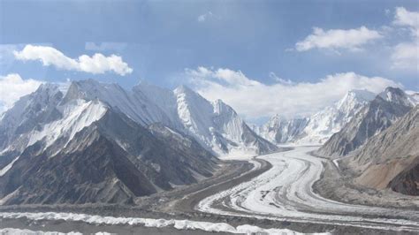 avalanche kills six on siachen glacier in kashmir bbc news