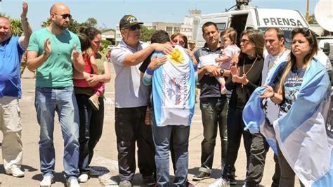 Ara San Juan Los Familiares De Los Tripulantes Promocionan La