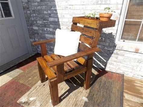 Pallet furniture is very much in style right now and it's easy and extremely cheap to build with. Creative DIY Recycled Wooden Pallet Chair Ideas | Pallets Designs