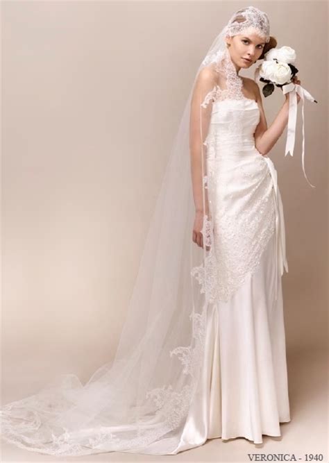 Testimone anche la passerella allestita in stile seventy per l'occasione. Abiti da sposa stile anni 70